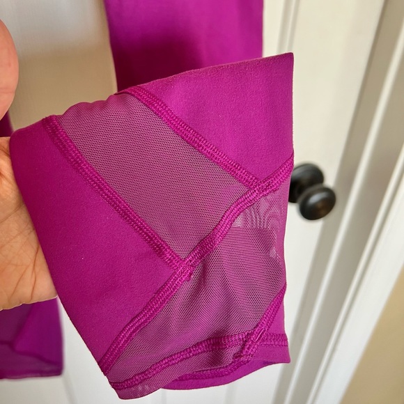 Lululemon 🍋 7/8 High Rise Mesh Panel Magenta Leggings Size 4 - Picture 11 of 11